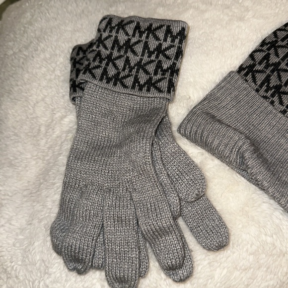 Michael Kors scarf set - Picture 7 of 7